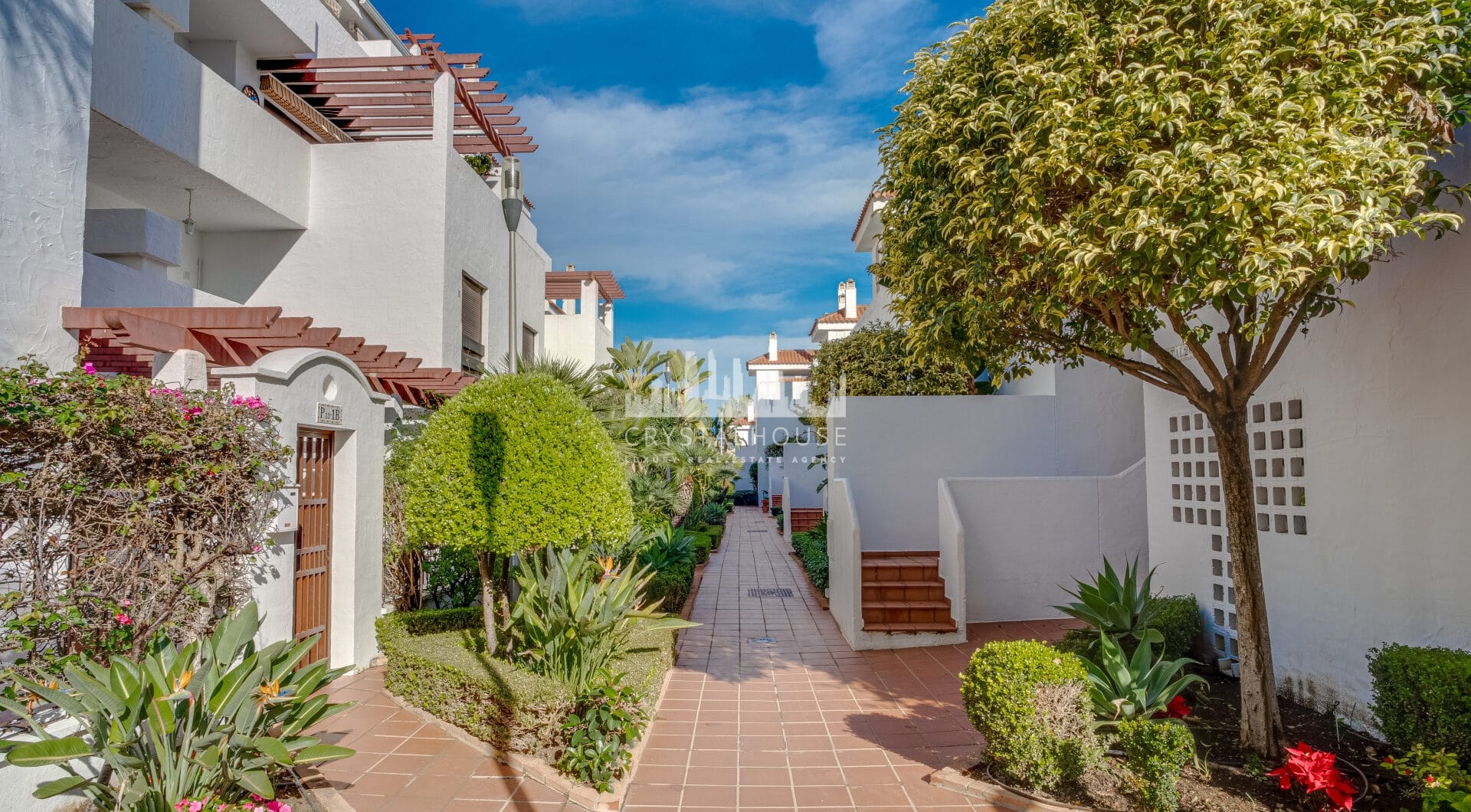 Beautifully renovated three-bedroom, east facing apartment, located in one of the most desirable complexes in Nueva Andalucia, La Maestranza.