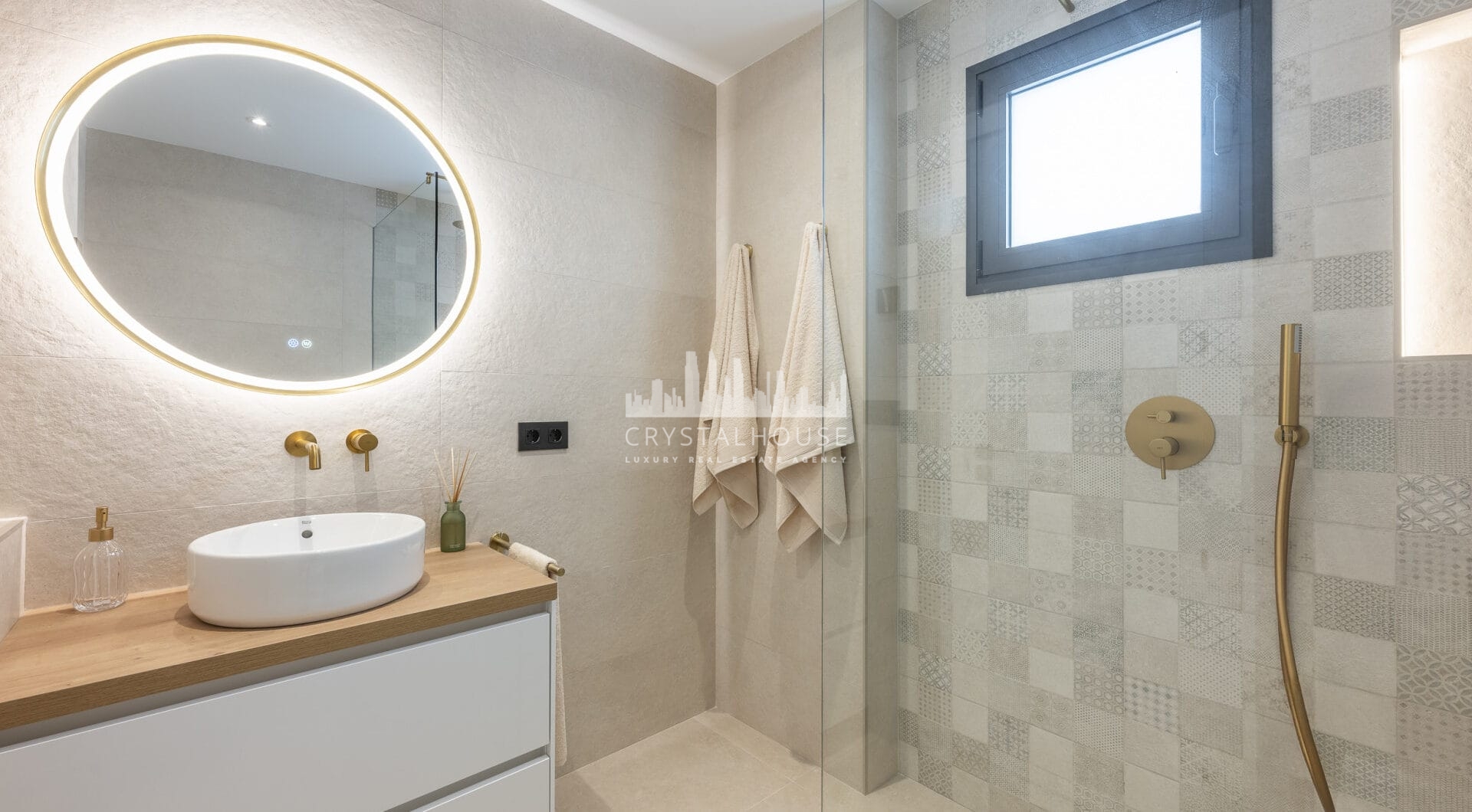 Beautifully renovated three-bedroom, east facing apartment, located in one of the most desirable complexes in Nueva Andalucia, La Maestranza.