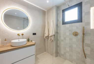 Beautifully renovated three-bedroom, east facing apartment, located in one of the most desirable complexes in Nueva Andalucia, La Maestranza.