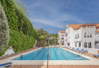 Beautifully renovated three-bedroom, east facing apartment, located in one of the most desirable complexes in Nueva Andalucia, La Maestranza.