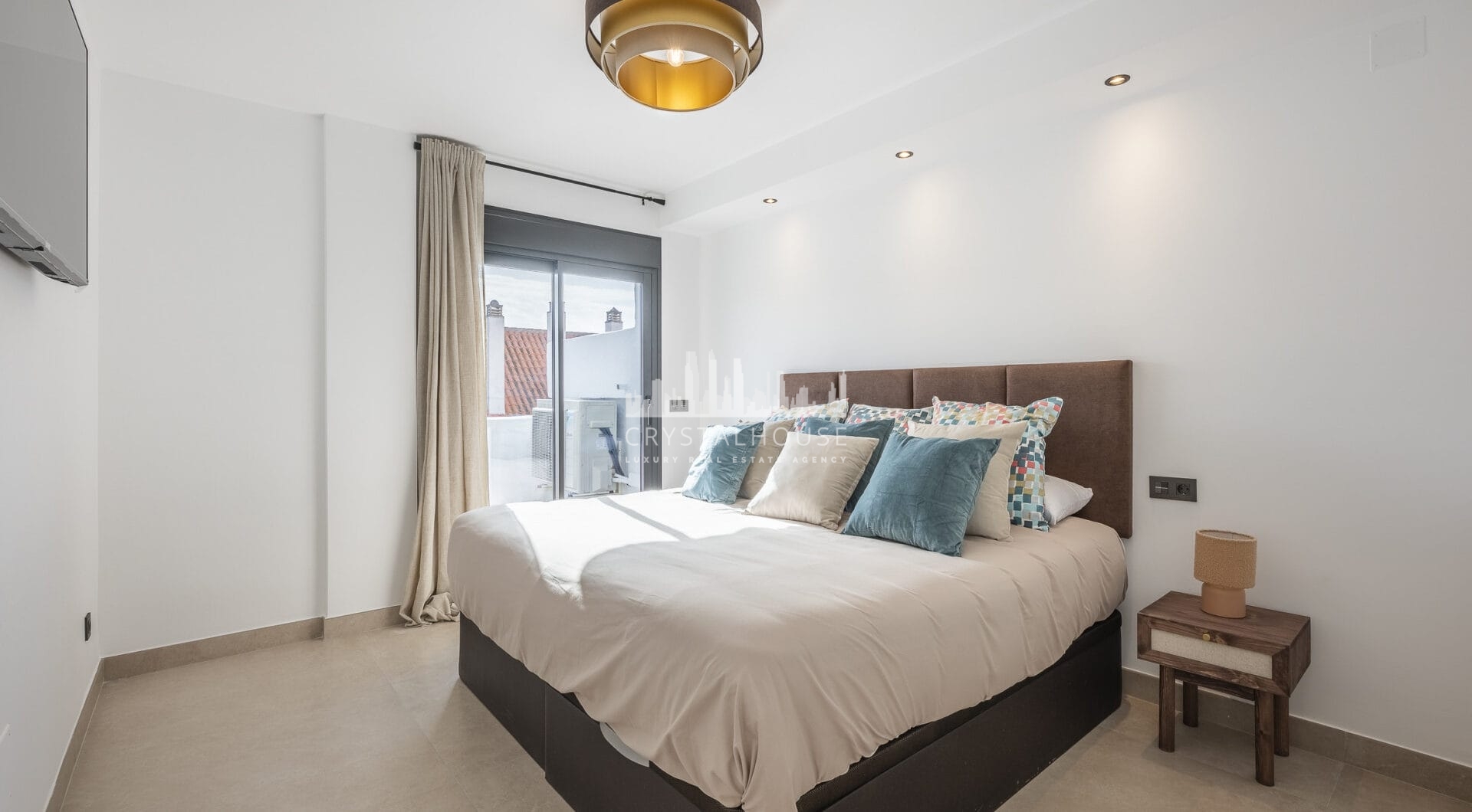 Beautifully renovated three-bedroom, east facing apartment, located in one of the most desirable complexes in Nueva Andalucia, La Maestranza.