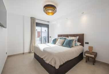 Beautifully renovated three-bedroom, east facing apartment, located in one of the most desirable complexes in Nueva Andalucia, La Maestranza.