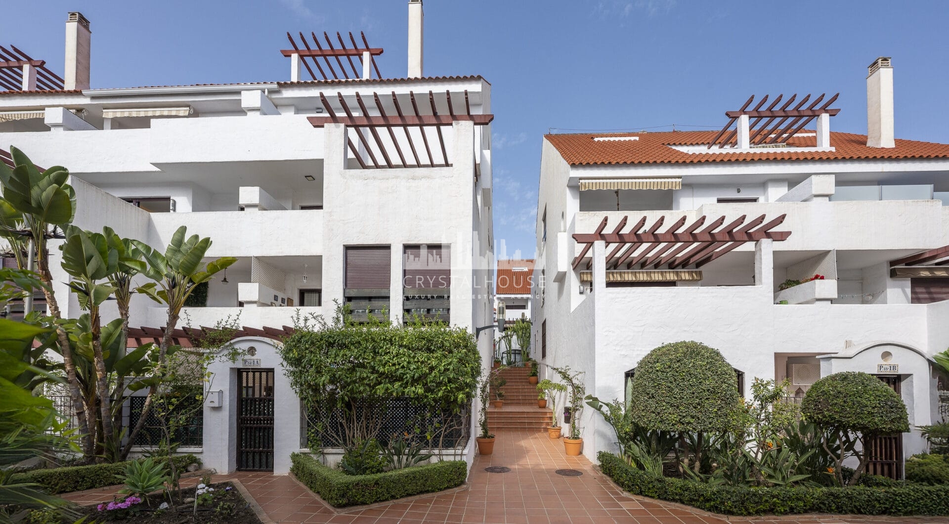 Beautifully renovated three-bedroom, east facing apartment, located in one of the most desirable complexes in Nueva Andalucia, La Maestranza.
