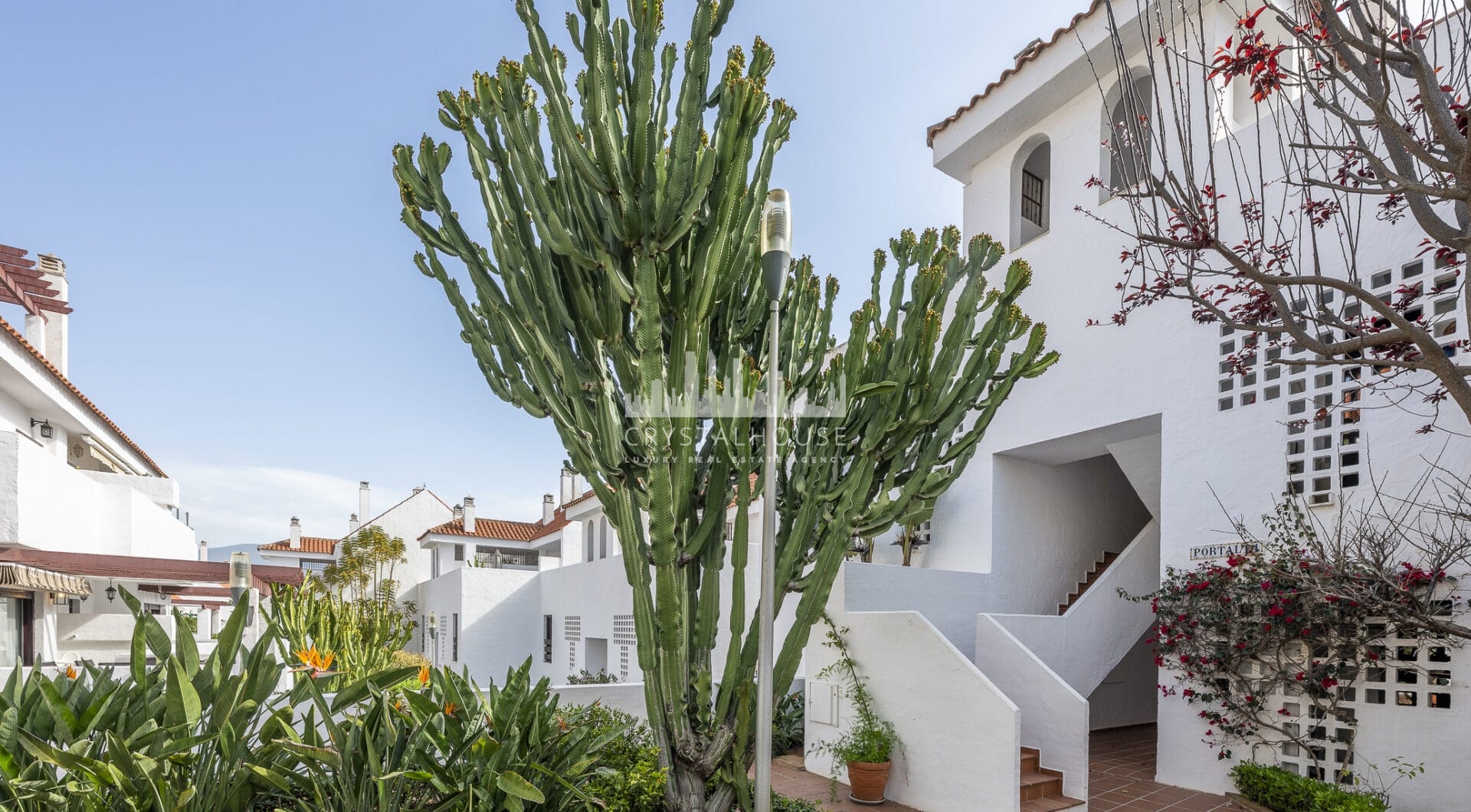 Beautifully renovated three-bedroom, east facing apartment, located in one of the most desirable complexes in Nueva Andalucia, La Maestranza.