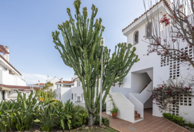 Beautifully renovated three-bedroom, east facing apartment, located in one of the most desirable complexes in Nueva Andalucia, La Maestranza.
