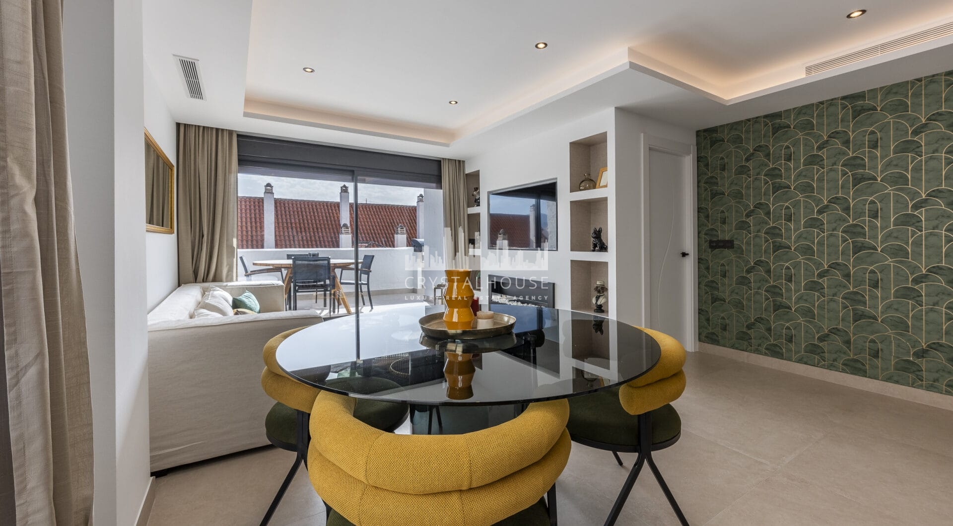 Beautifully renovated three-bedroom, east facing apartment, located in one of the most desirable complexes in Nueva Andalucia, La Maestranza.