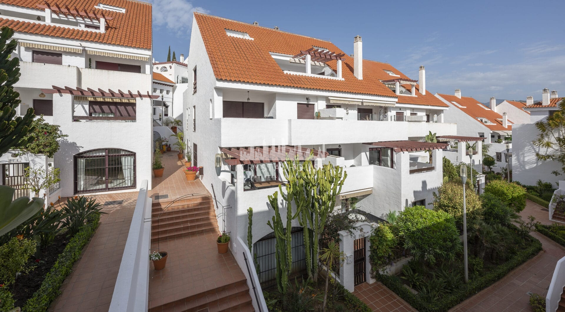 Beautifully renovated three-bedroom, east facing apartment, located in one of the most desirable complexes in Nueva Andalucia, La Maestranza.