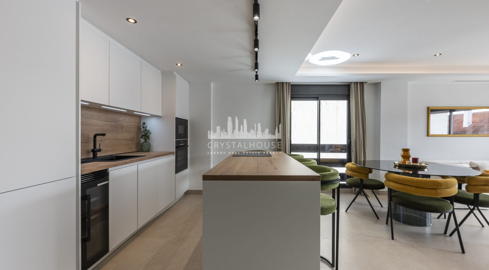Beautifully renovated three-bedroom, east facing apartment, located in one of the most desirable complexes in Nueva Andalucia, La Maestranza.