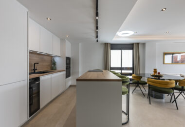 Beautifully renovated three-bedroom, east facing apartment, located in one of the most desirable complexes in Nueva Andalucia, La Maestranza.