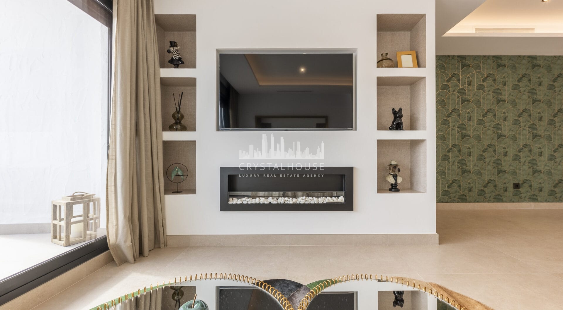 Beautifully renovated three-bedroom, east facing apartment, located in one of the most desirable complexes in Nueva Andalucia, La Maestranza.
