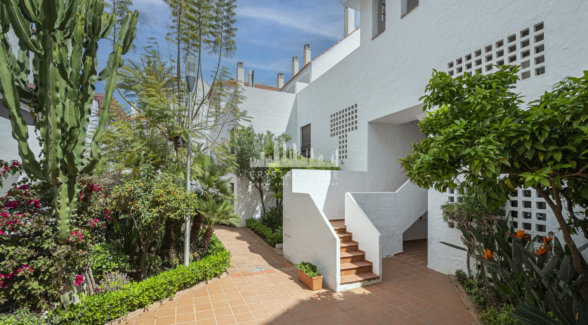 Beautifully renovated three-bedroom, east facing apartment, located in one of the most desirable complexes in Nueva Andalucia, La Maestranza.