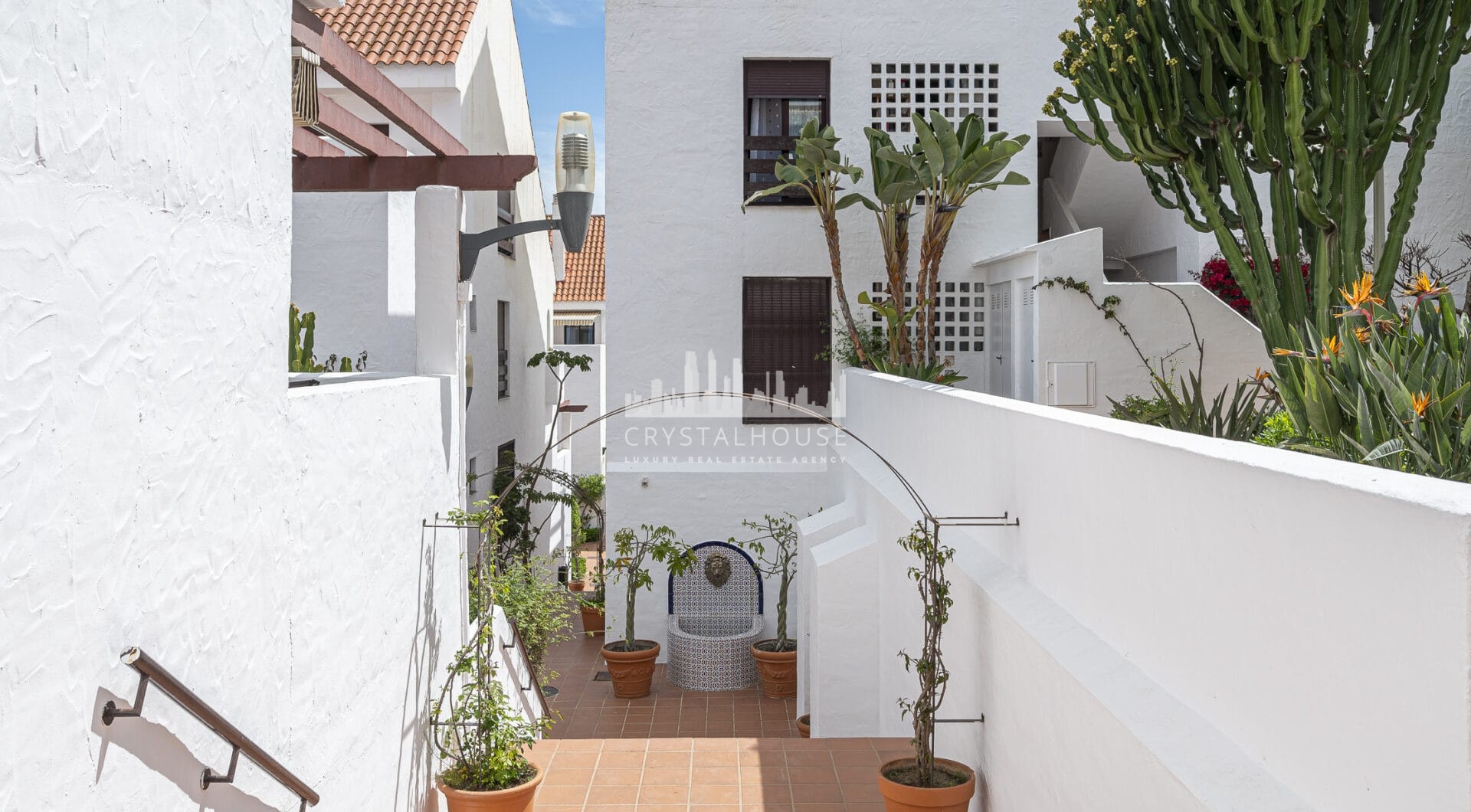 Beautifully renovated three-bedroom, east facing apartment, located in one of the most desirable complexes in Nueva Andalucia, La Maestranza.