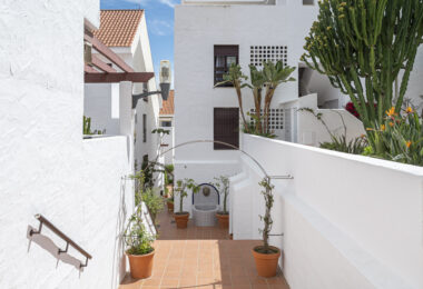 Beautifully renovated three-bedroom, east facing apartment, located in one of the most desirable complexes in Nueva Andalucia, La Maestranza.
