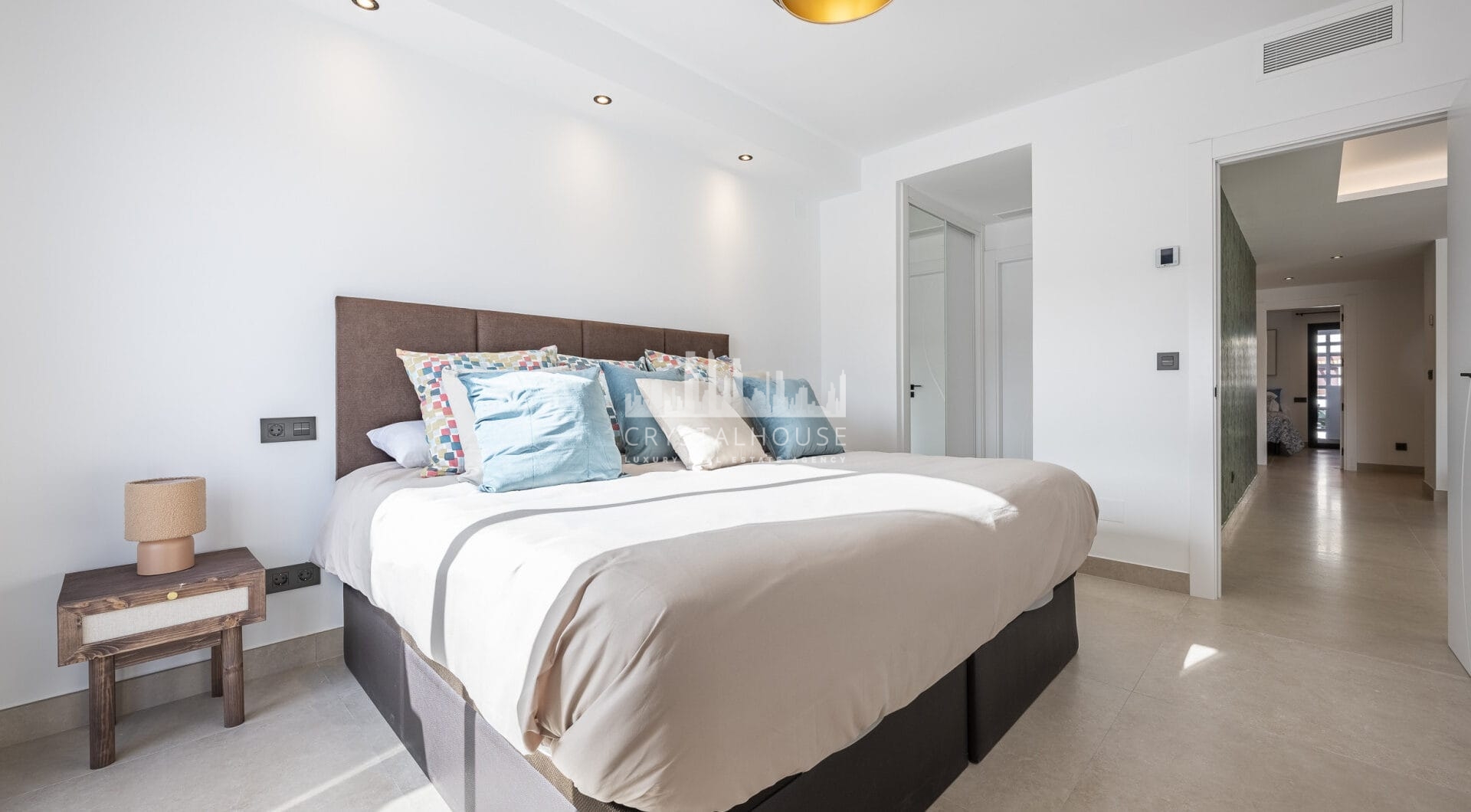 Beautifully renovated three-bedroom, east facing apartment, located in one of the most desirable complexes in Nueva Andalucia, La Maestranza.