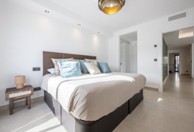 Beautifully renovated three-bedroom, east facing apartment, located in one of the most desirable complexes in Nueva Andalucia, La Maestranza.