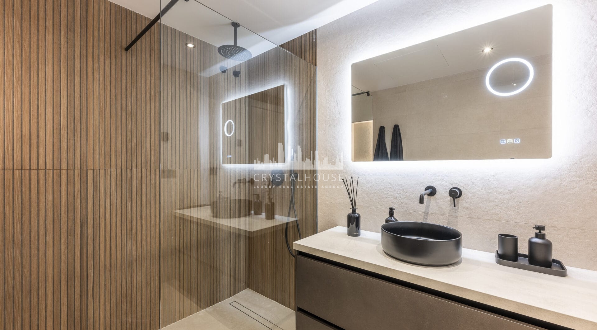 Beautifully renovated three-bedroom, east facing apartment, located in one of the most desirable complexes in Nueva Andalucia, La Maestranza.