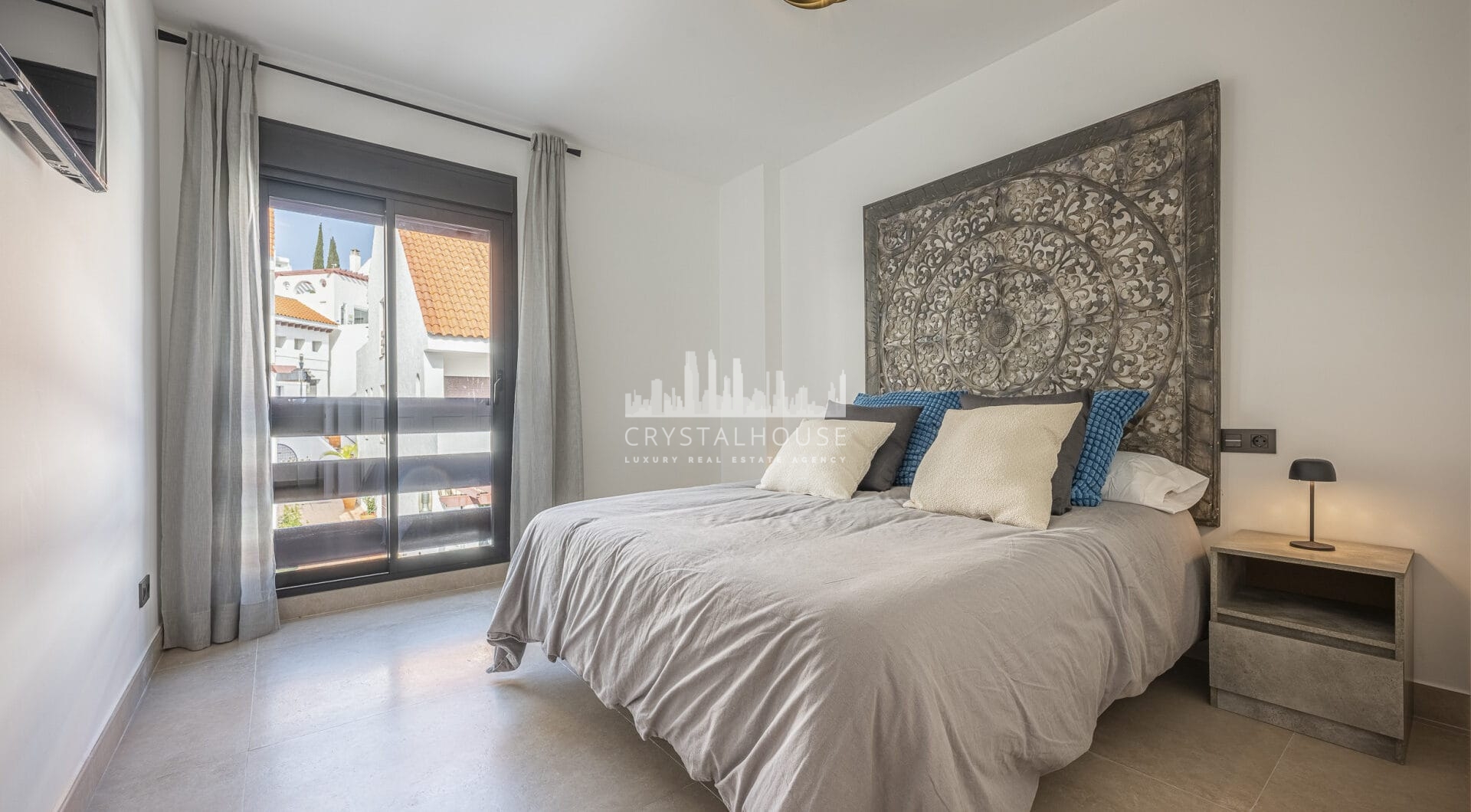 Beautifully renovated three-bedroom, east facing apartment, located in one of the most desirable complexes in Nueva Andalucia, La Maestranza.
