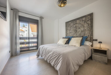 Beautifully renovated three-bedroom, east facing apartment, located in one of the most desirable complexes in Nueva Andalucia, La Maestranza.