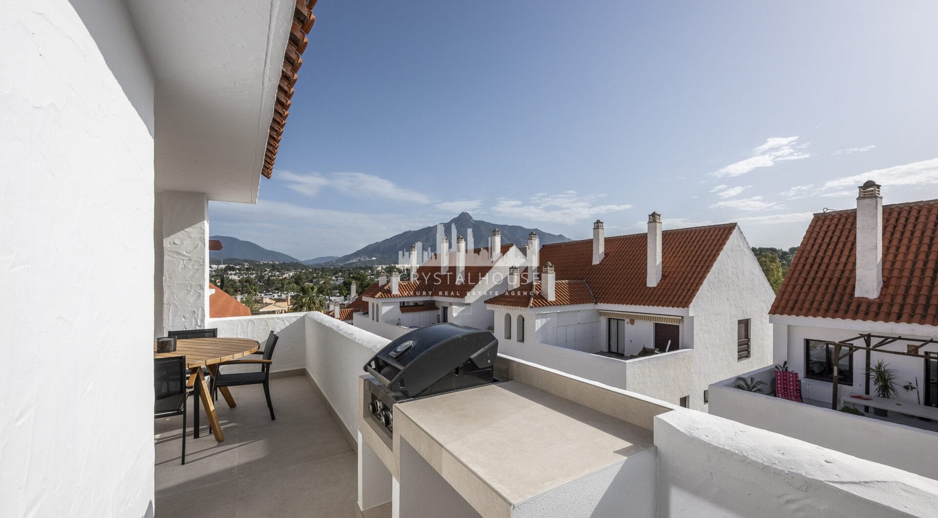 Beautifully renovated three-bedroom, east facing apartment, located in one of the most desirable complexes in Nueva Andalucia, La Maestranza.