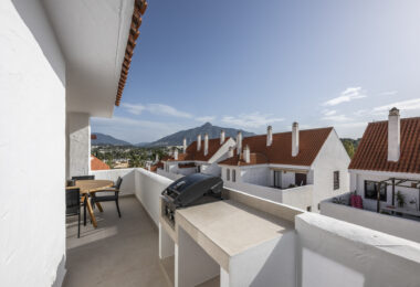 Beautifully renovated three-bedroom, east facing apartment, located in one of the most desirable complexes in Nueva Andalucia, La Maestranza.