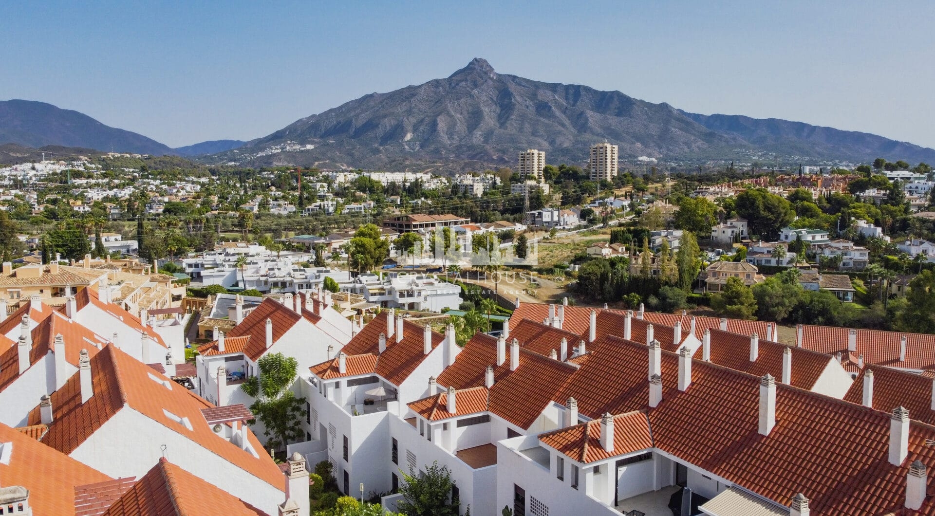 Beautifully renovated three-bedroom, east facing apartment, located in one of the most desirable complexes in Nueva Andalucia, La Maestranza.