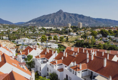 Beautifully renovated three-bedroom, east facing apartment, located in one of the most desirable complexes in Nueva Andalucia, La Maestranza.