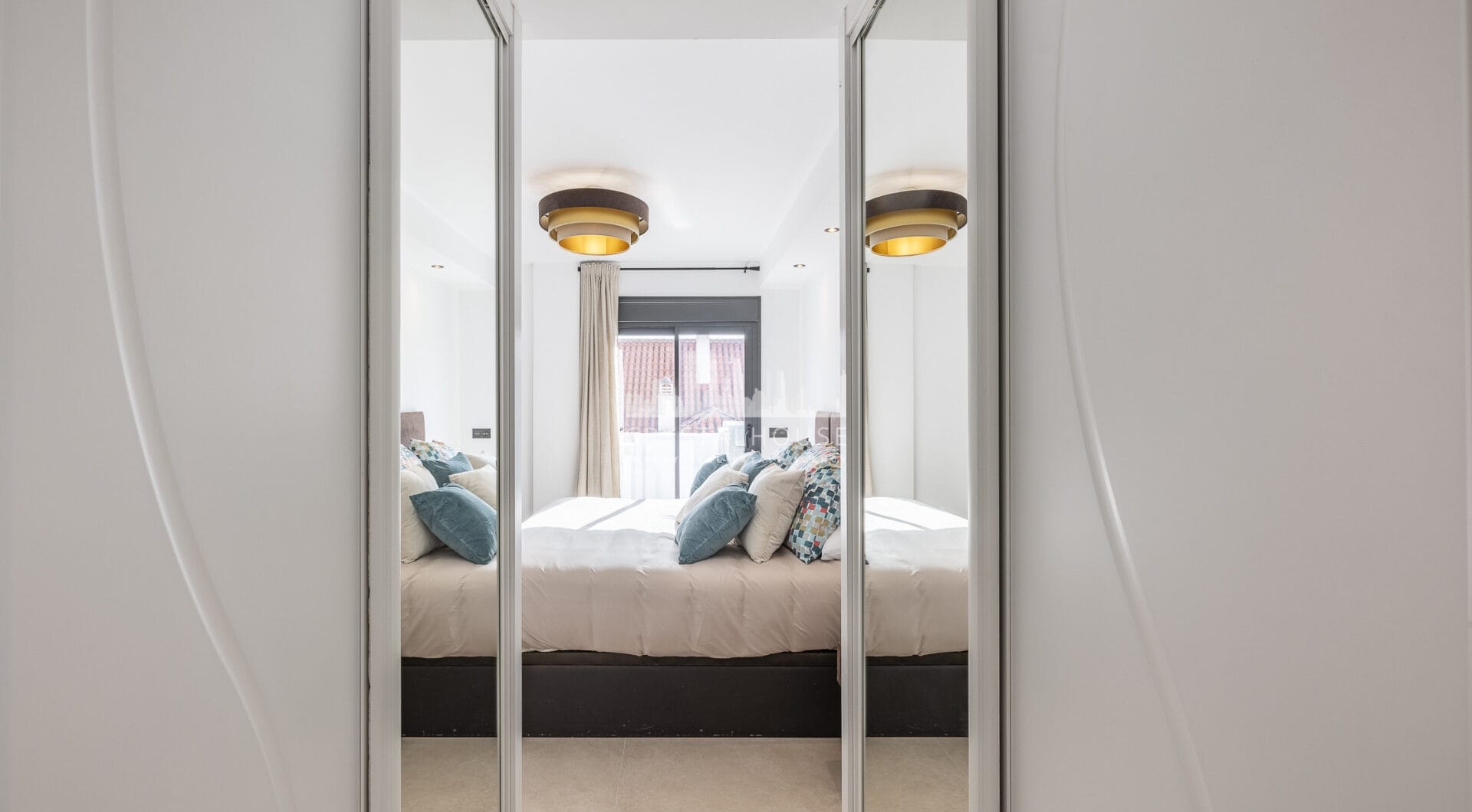 Beautifully renovated three-bedroom, east facing apartment, located in one of the most desirable complexes in Nueva Andalucia, La Maestranza.