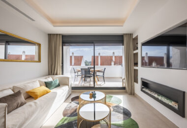 Beautifully renovated three-bedroom, east facing apartment, located in one of the most desirable complexes in Nueva Andalucia, La Maestranza.