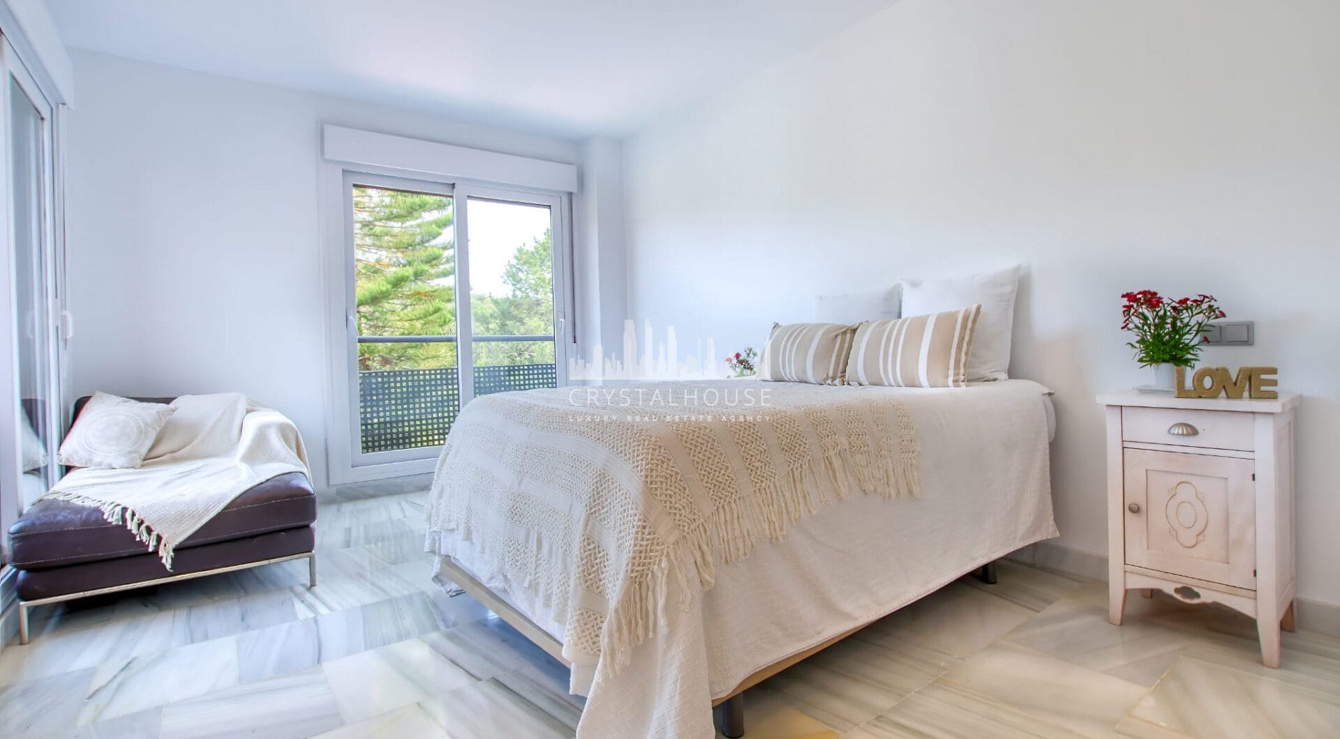 Spacious East-Facing Three-Bedroom Villa with Private Pool and Guest Apartment in Benahavís