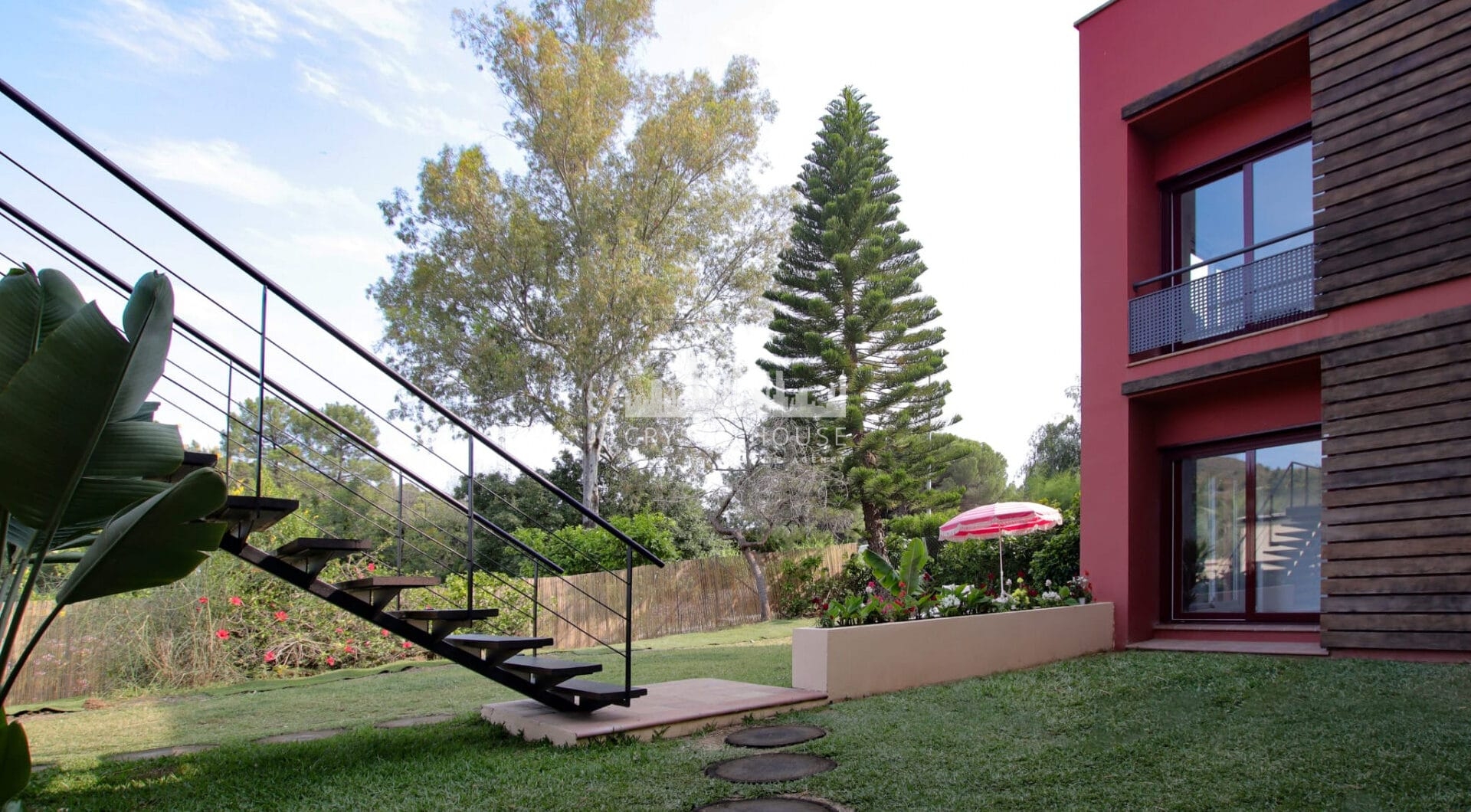 Spacious East-Facing Three-Bedroom Villa with Private Pool and Guest Apartment in Benahavís