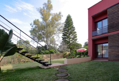 Spacious East-Facing Three-Bedroom Villa with Private Pool and Guest Apartment in Benahavís