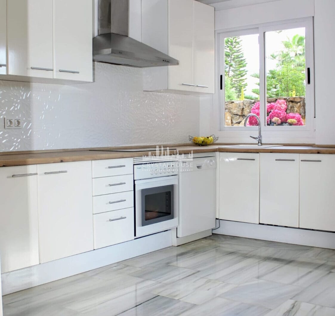 Spacious East-Facing Three-Bedroom Villa with Private Pool and Guest Apartment in Benahavís