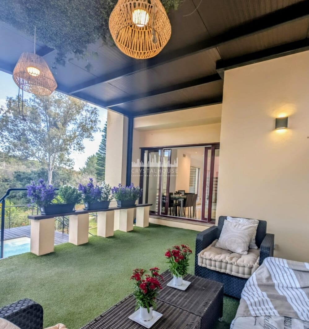 Spacious East-Facing Three-Bedroom Villa with Private Pool and Guest Apartment in Benahavís