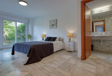 Spacious East-Facing Three-Bedroom Villa with Private Pool and Guest Apartment in Benahavís