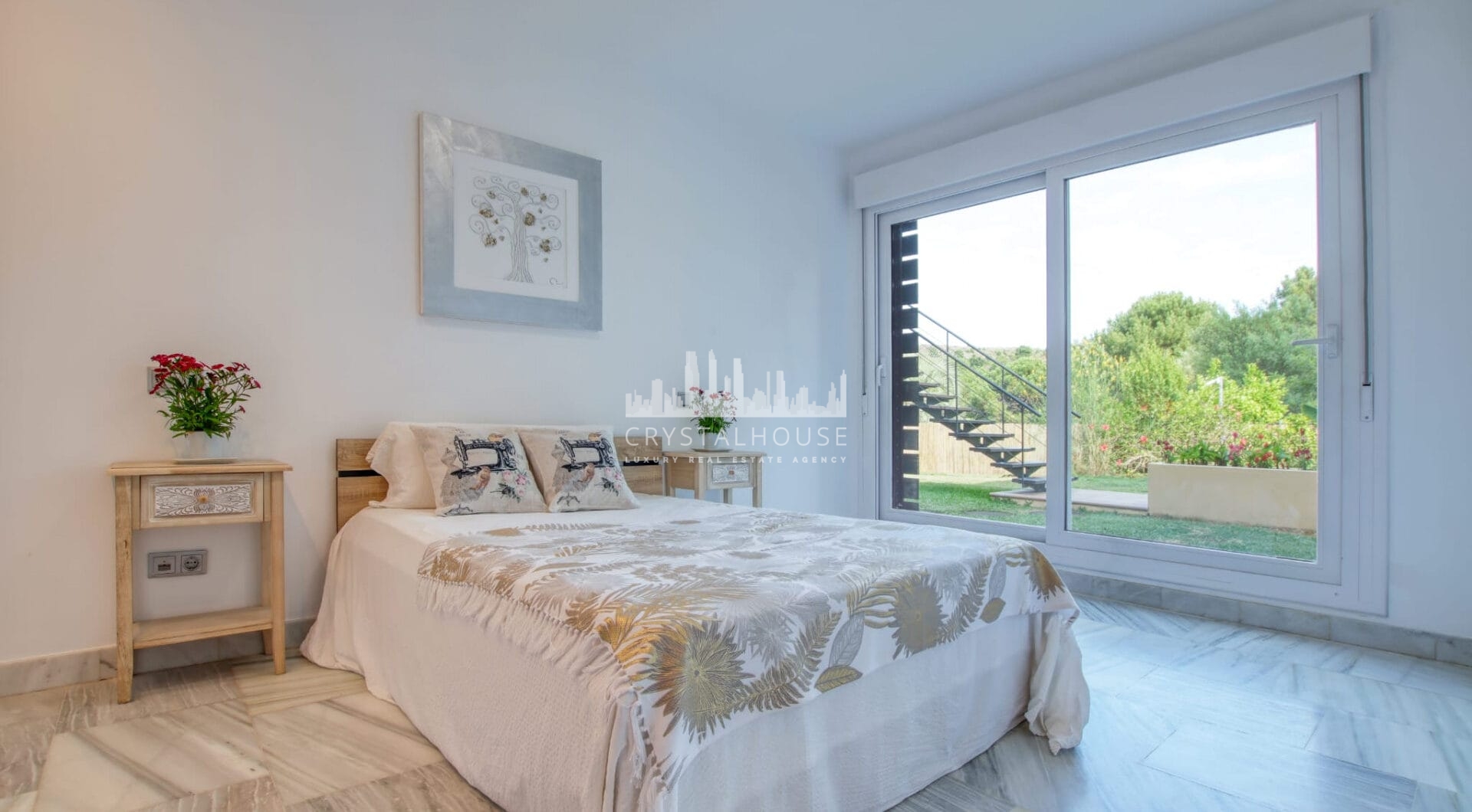 Spacious East-Facing Three-Bedroom Villa with Private Pool and Guest Apartment in Benahavís