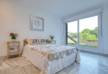Spacious East-Facing Three-Bedroom Villa with Private Pool and Guest Apartment in Benahavís