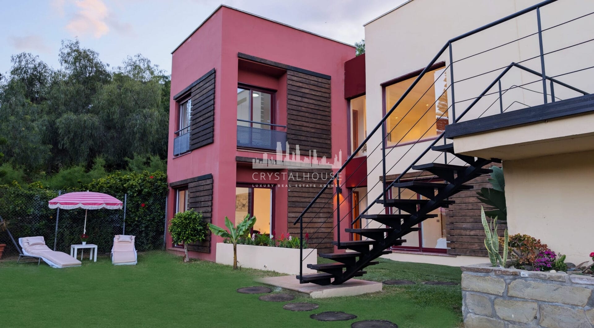 Spacious East-Facing Three-Bedroom Villa with Private Pool and Guest Apartment in Benahavís