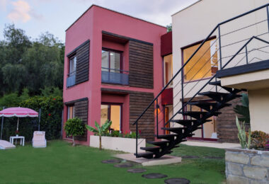 Spacious East-Facing Three-Bedroom Villa with Private Pool and Guest Apartment in Benahavís