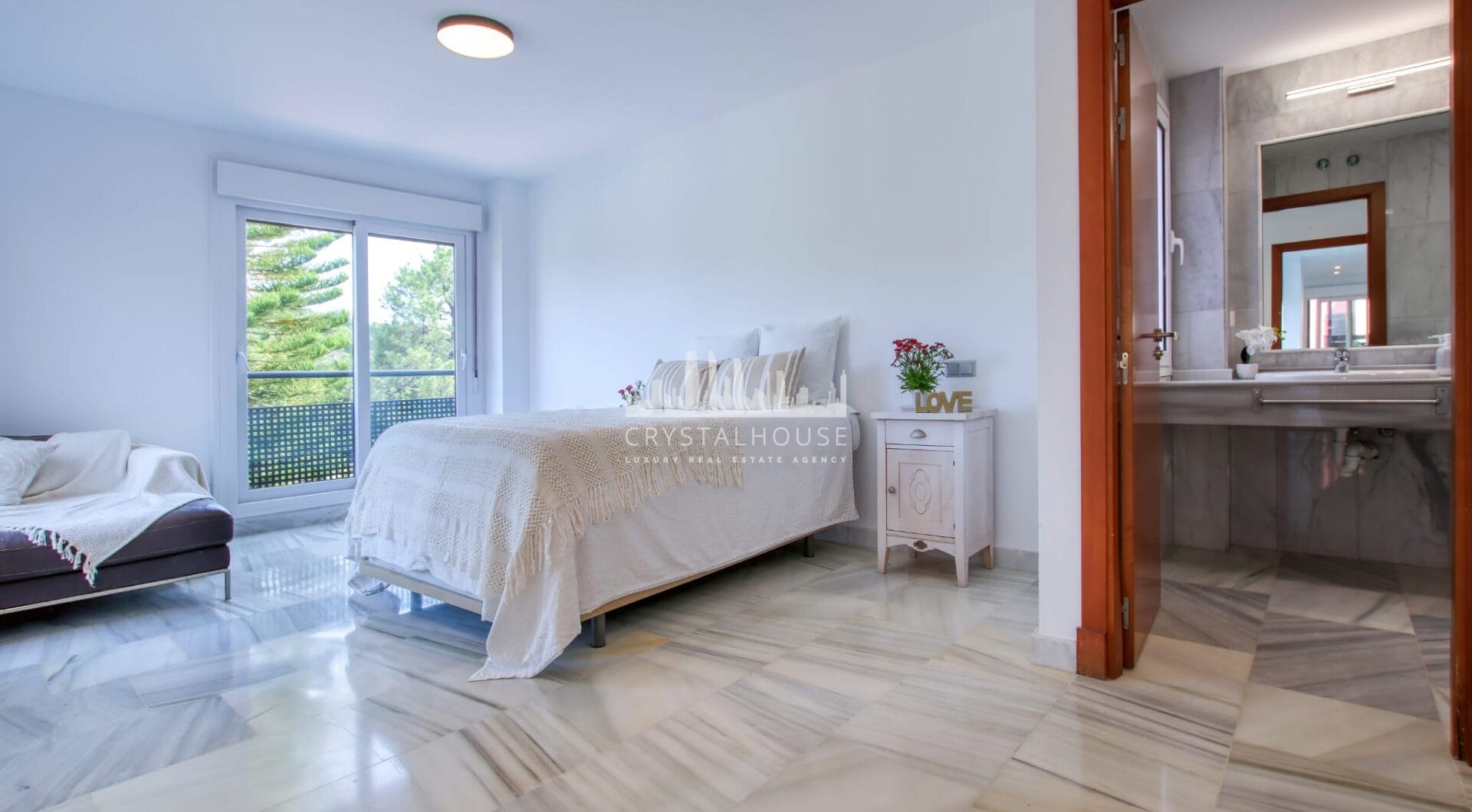 Spacious East-Facing Three-Bedroom Villa with Private Pool and Guest Apartment in Benahavís