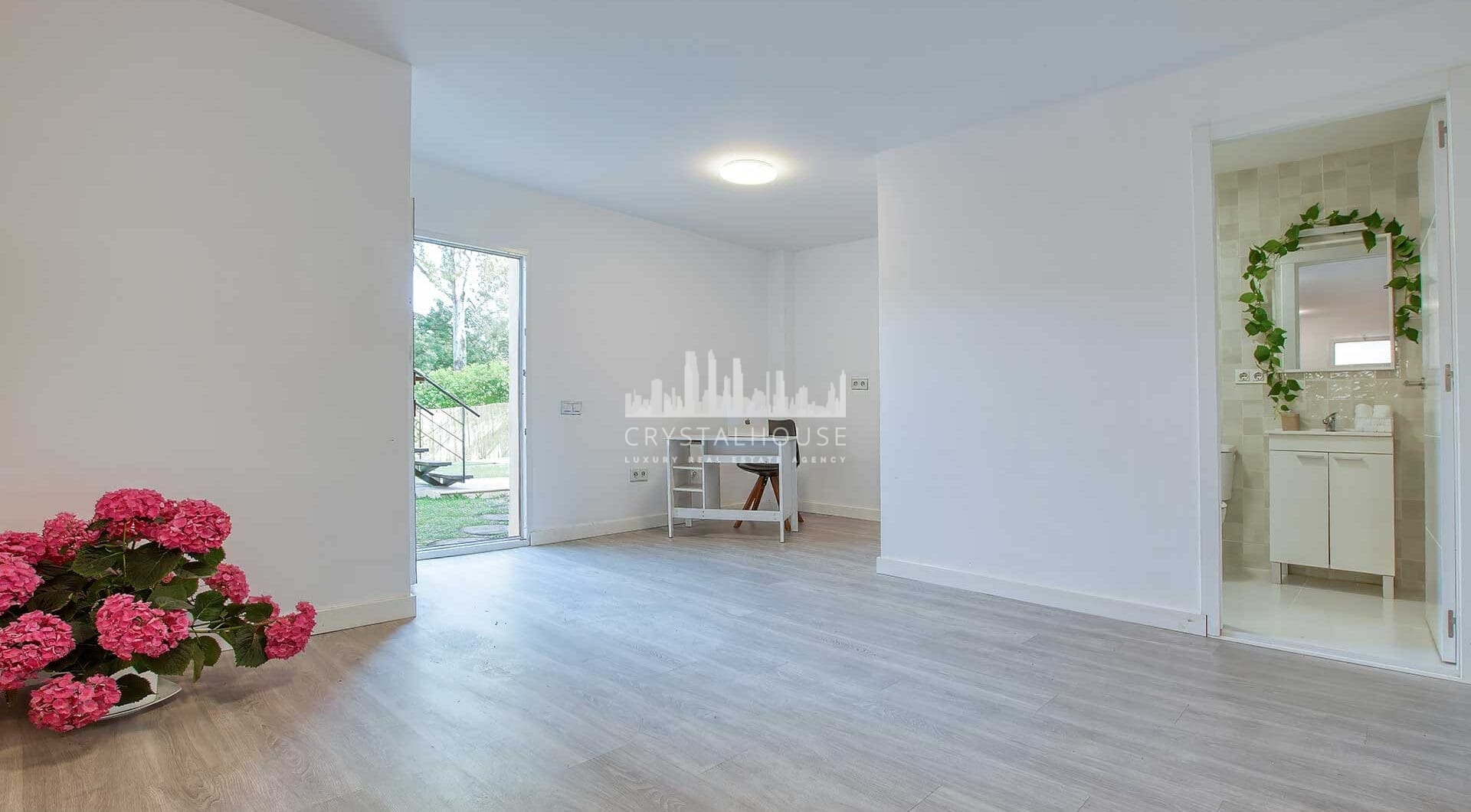 Spacious East-Facing Three-Bedroom Villa with Private Pool and Guest Apartment in Benahavís
