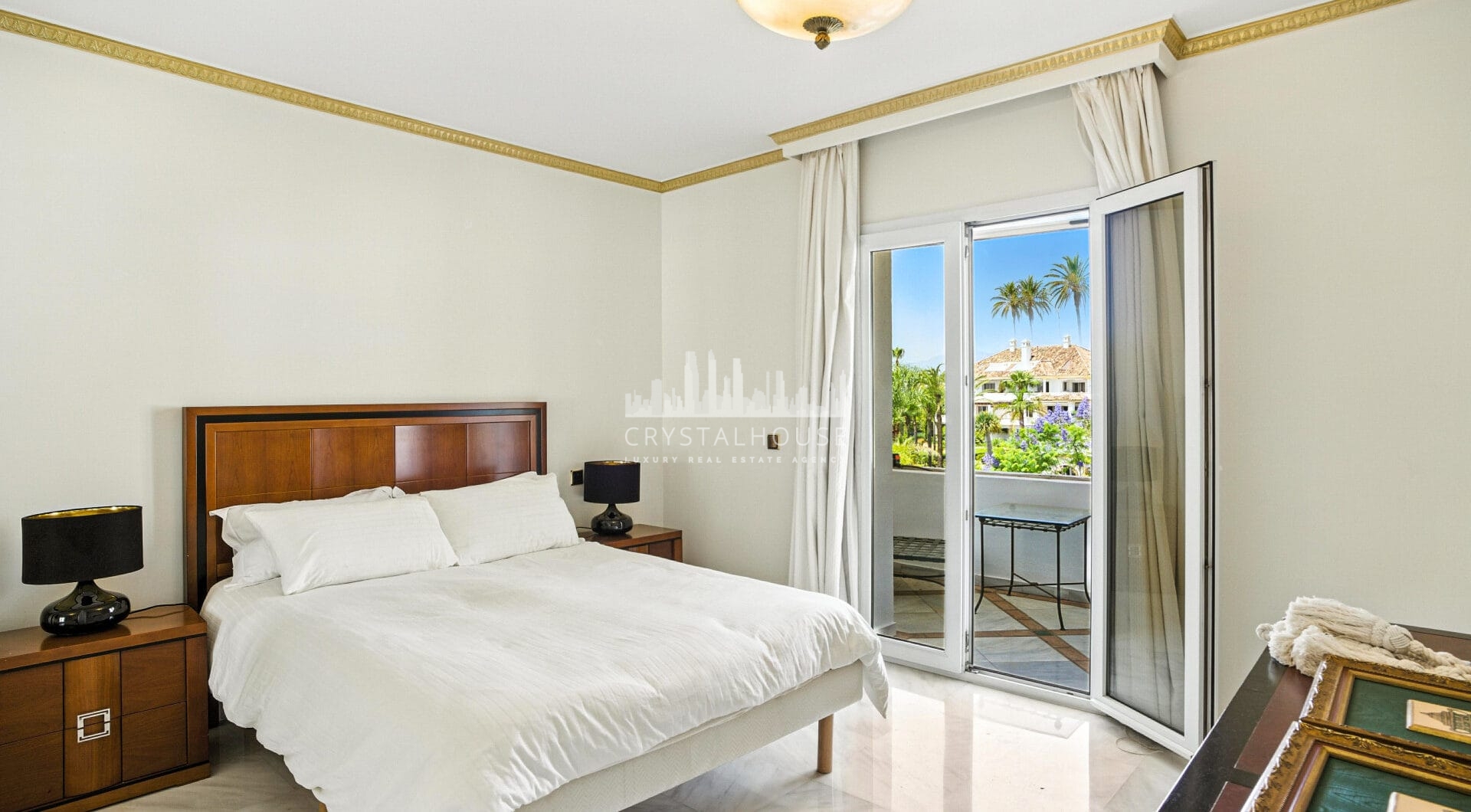 Wonderful three bedroom, south east facing duplex penthouse in the exclusive and gated community of Monte Paraiso on the Golden Mile