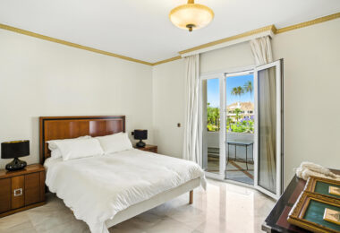 Wonderful three bedroom, south east facing duplex penthouse in the exclusive and gated community of Monte Paraiso on the Golden Mile