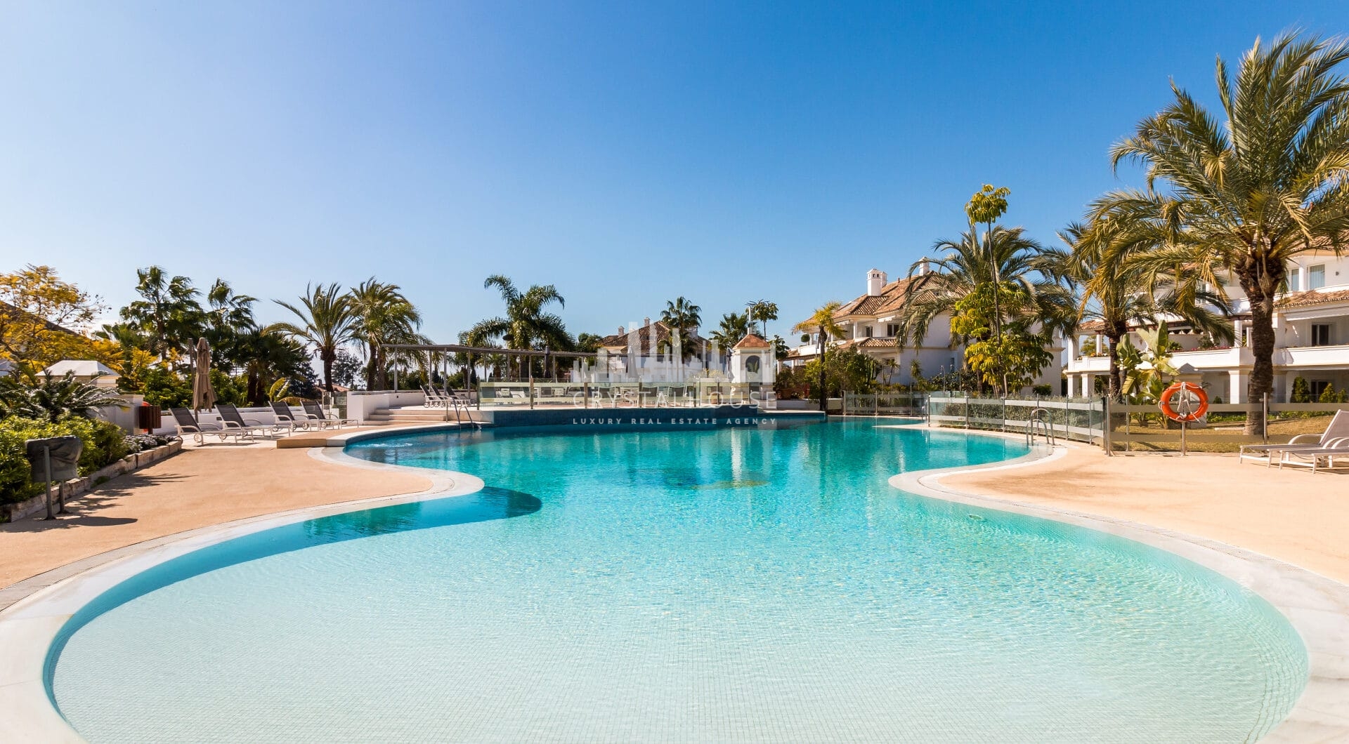 Wonderful three bedroom, south east facing duplex penthouse in the exclusive and gated community of Monte Paraiso on the Golden Mile