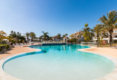 Wonderful three bedroom, south east facing duplex penthouse in the exclusive and gated community of Monte Paraiso on the Golden Mile