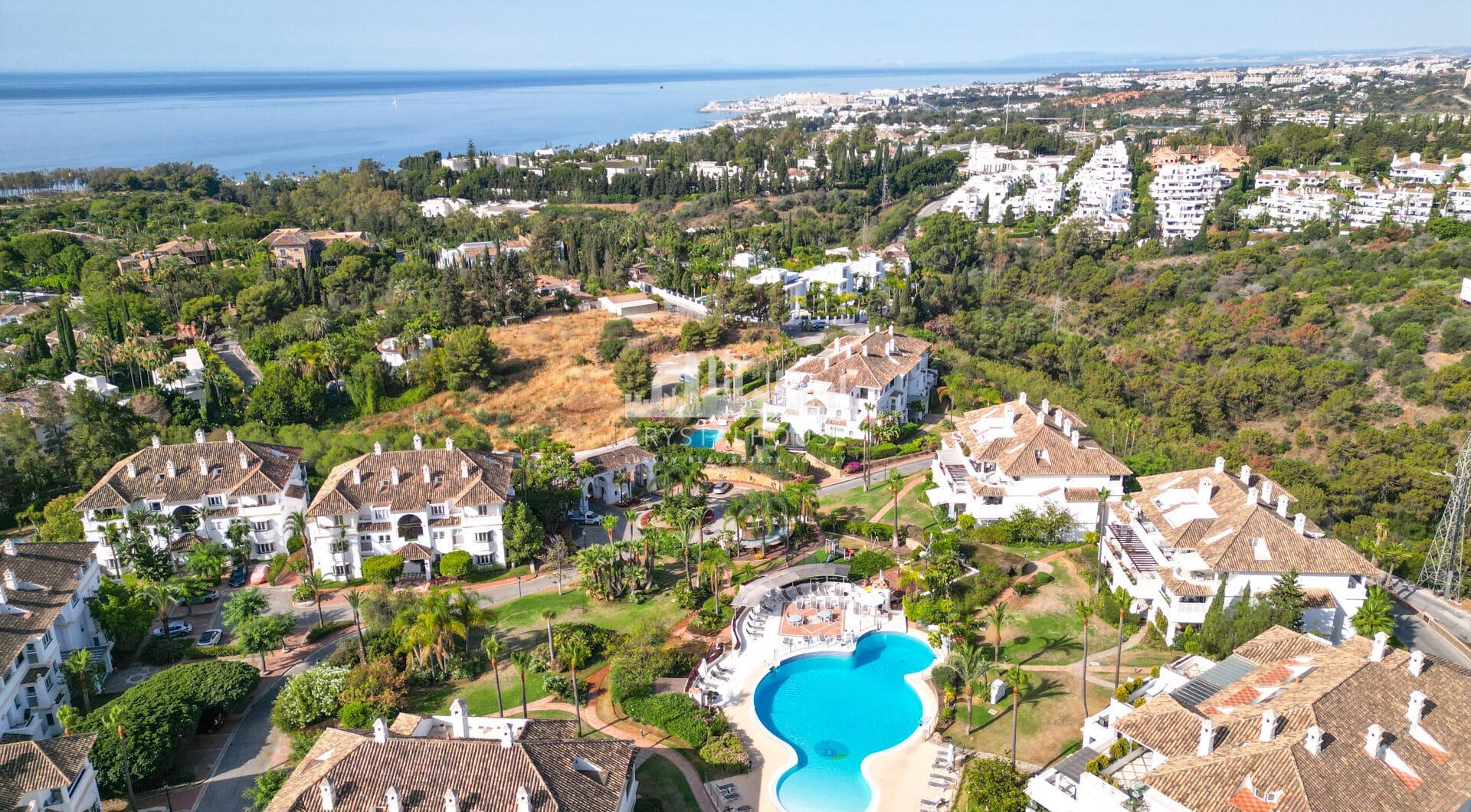 Wonderful three bedroom, south east facing duplex penthouse in the exclusive and gated community of Monte Paraiso on the Golden Mile