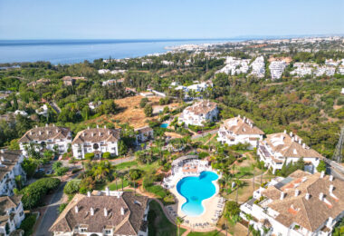 Wonderful three bedroom, south east facing duplex penthouse in the exclusive and gated community of Monte Paraiso on the Golden Mile