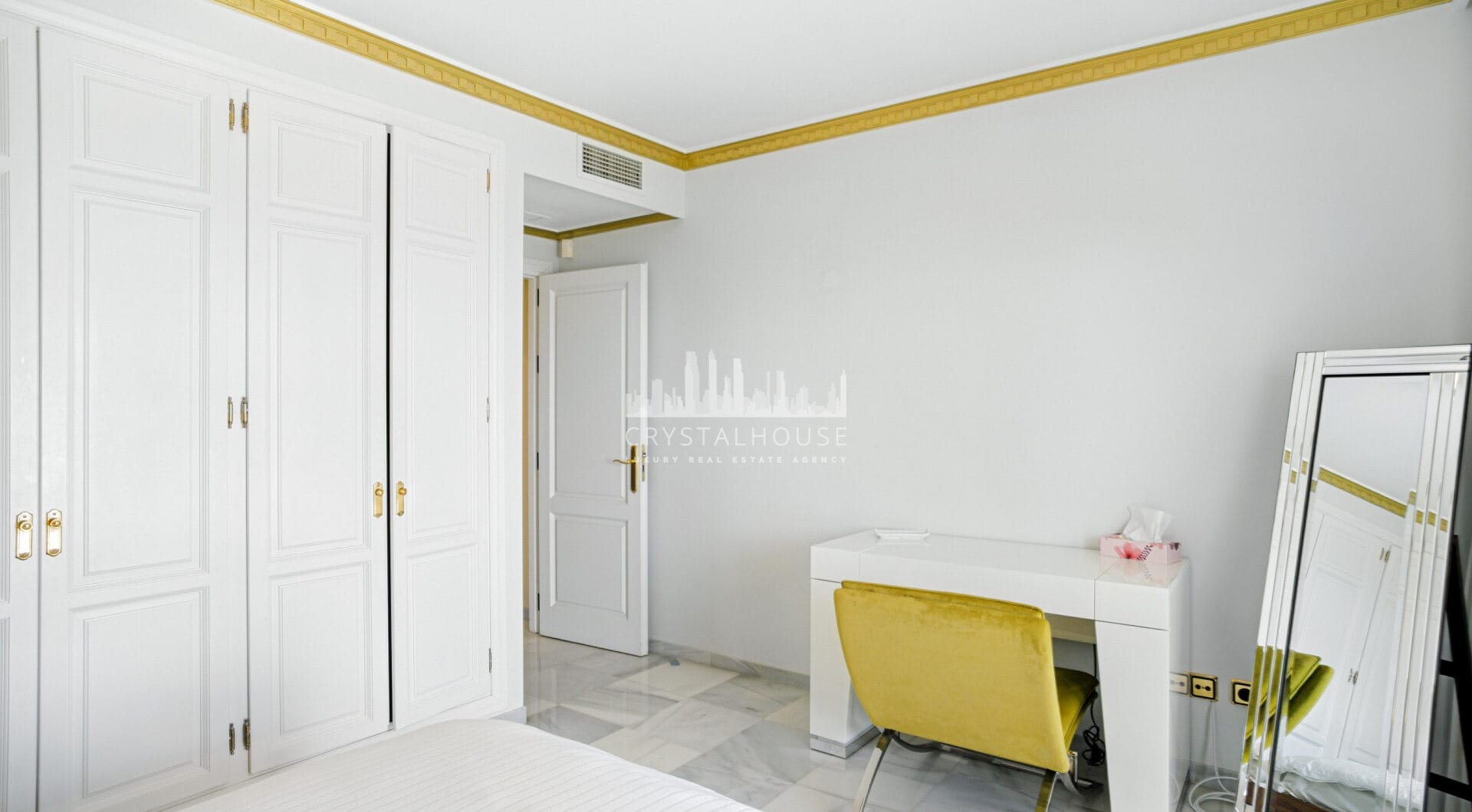 Wonderful three bedroom, south east facing duplex penthouse in the exclusive and gated community of Monte Paraiso on the Golden Mile
