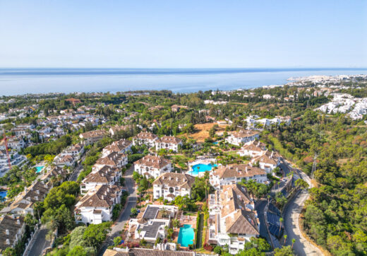 Wonderful three bedroom, south east facing duplex penthouse in the exclusive and gated community of Monte Paraiso on the Golden Mile