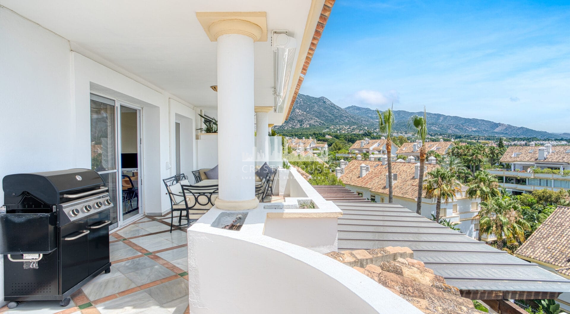 Wonderful three bedroom, south east facing duplex penthouse in the exclusive and gated community of Monte Paraiso on the Golden Mile