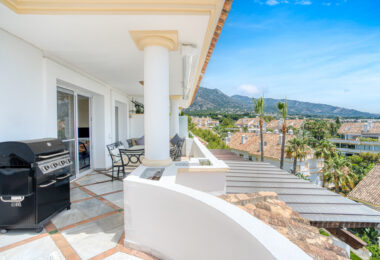 Wonderful three bedroom, south east facing duplex penthouse in the exclusive and gated community of Monte Paraiso on the Golden Mile